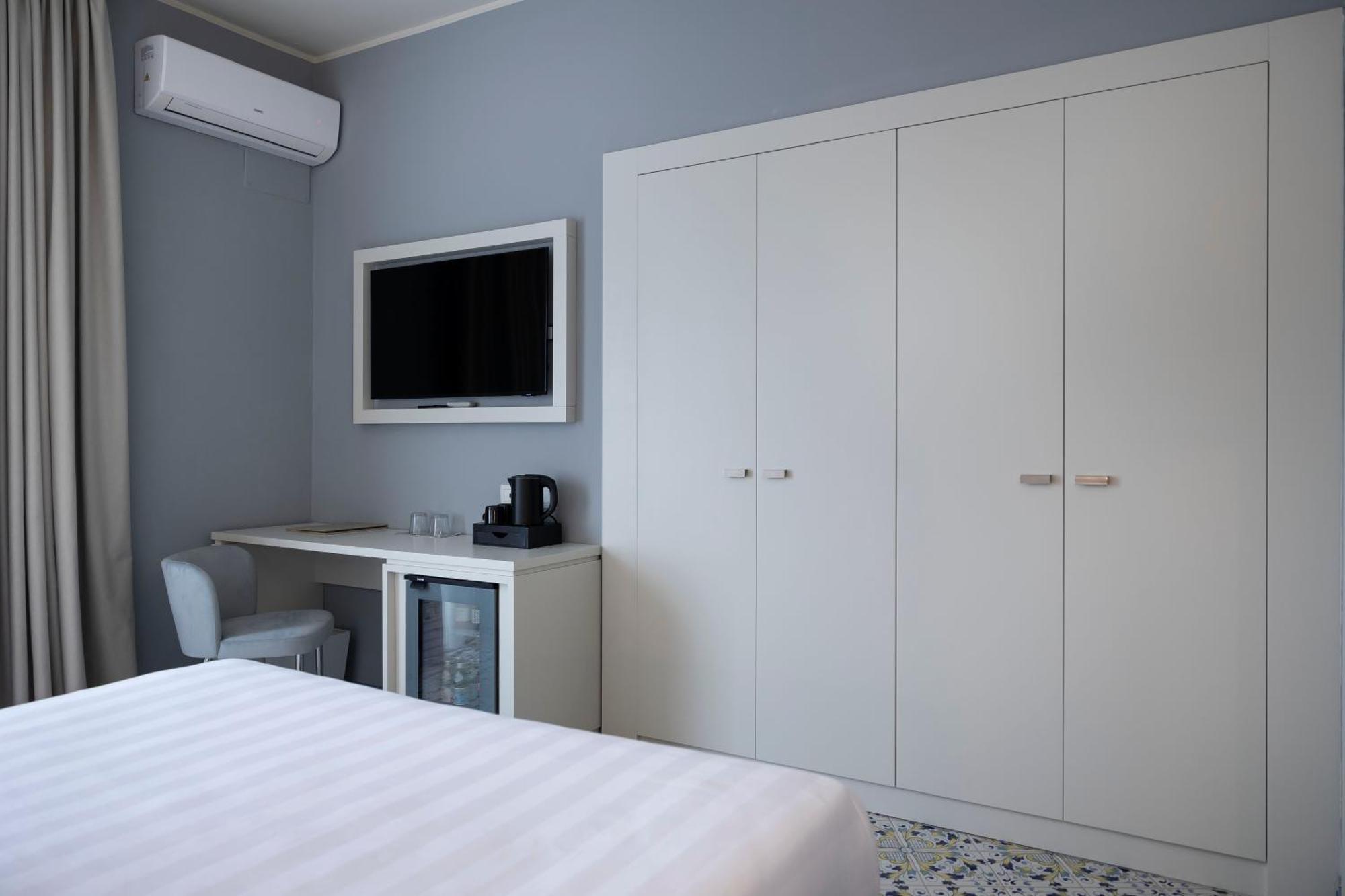 Chambre Double ou Lits Jumeaux Supérieure avec Vue Latérale sur la Mer